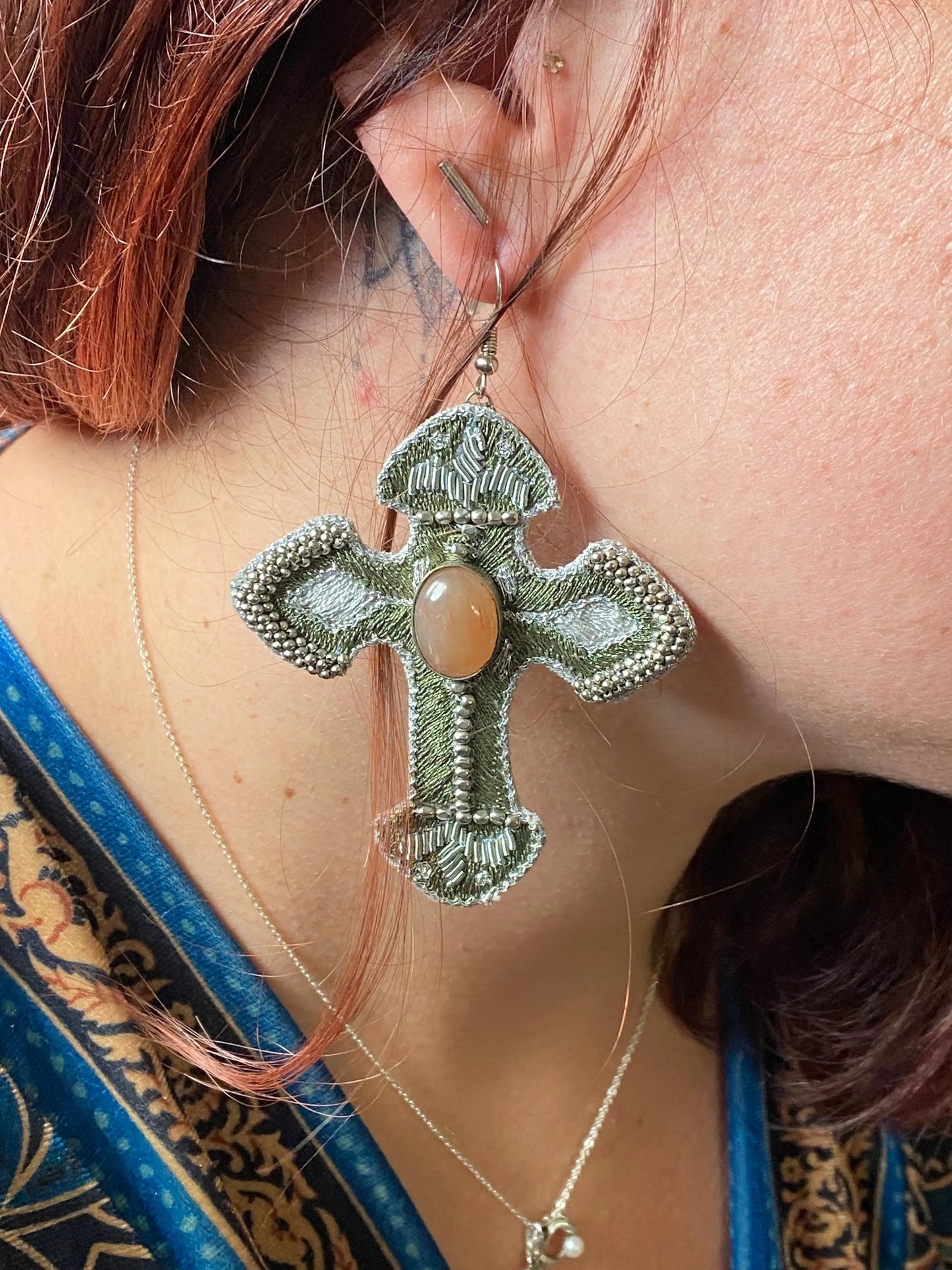 1 boucle d'oreille cuir croix kaki Nahua