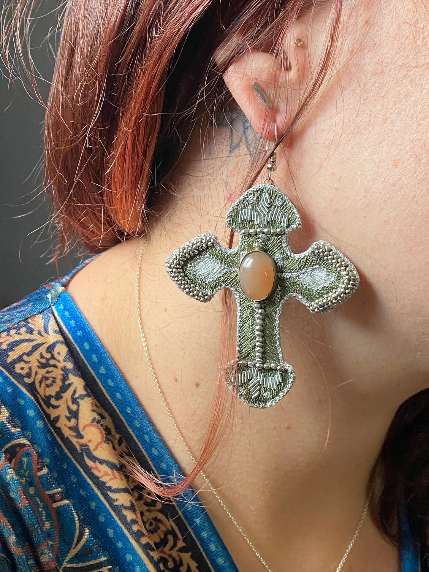 1 boucle d'oreille cuir croix kaki Nahua