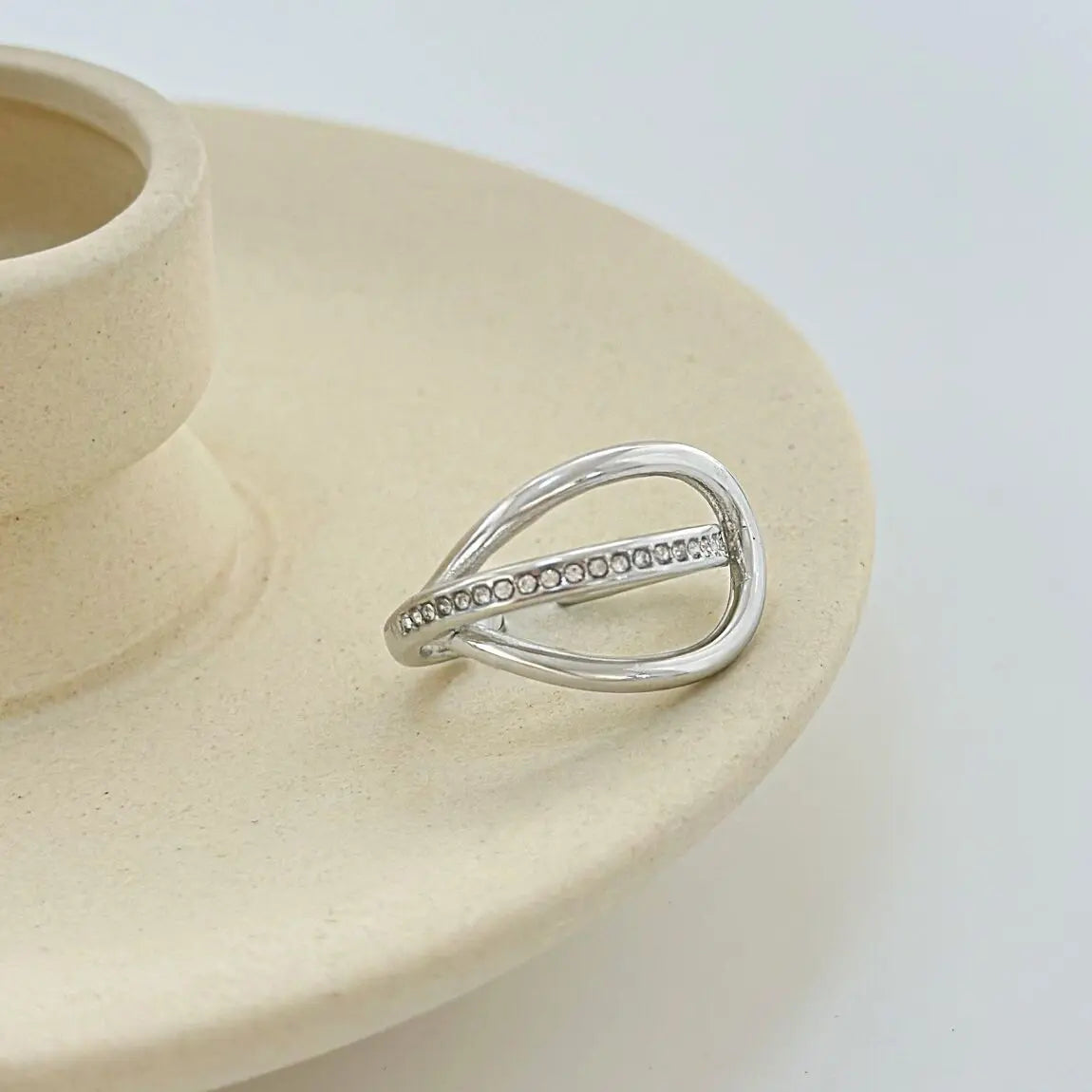 Bague Argentée Ouverte Double Cercles Entrelacés Incrusté de Strass Eclat Paris