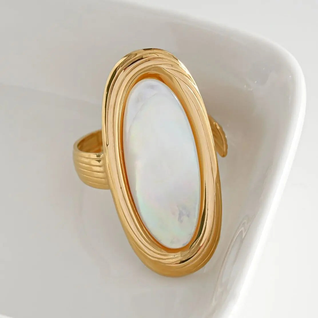 Bague Dorée Large Cadre Ovale Avec Pierre Nacre Blanche Eclat Paris
