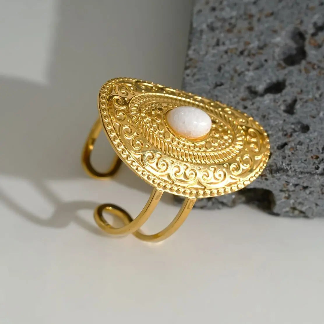 Bague dorée avec ovale et pierre blanche Eclat Paris