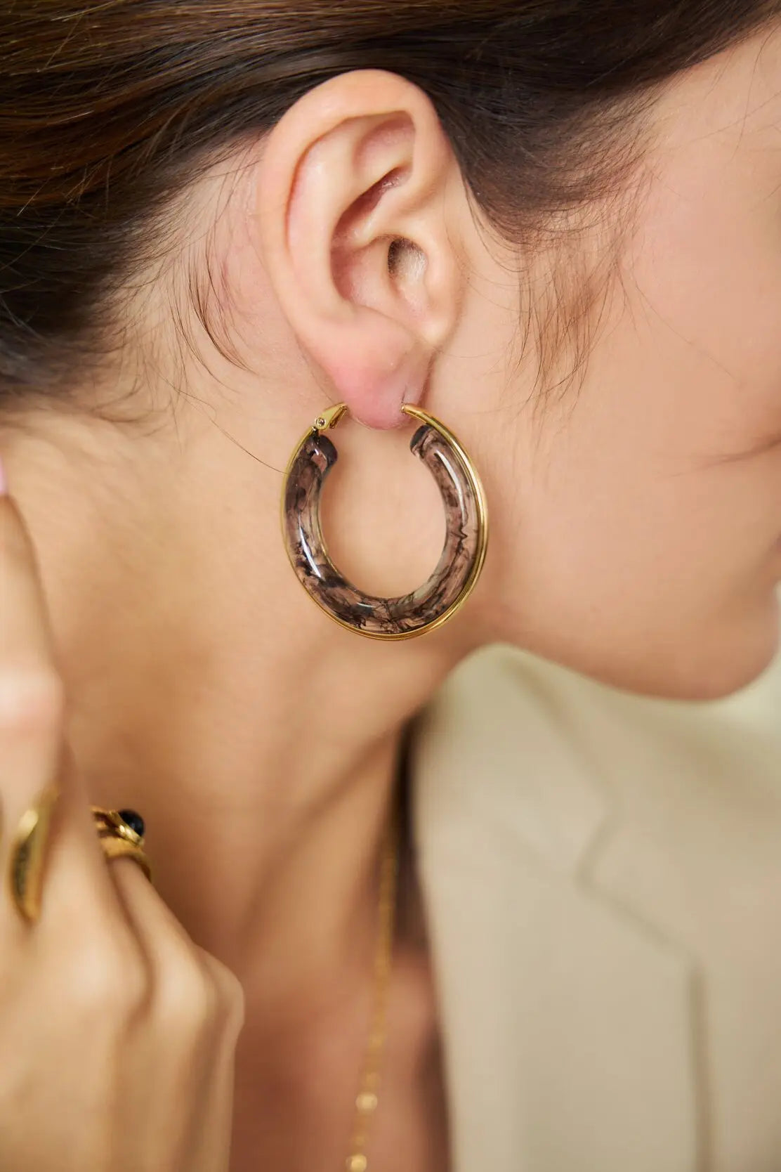 Boucles d'Oreilles Dorées Créoles avec Résine Grise Eclat Paris