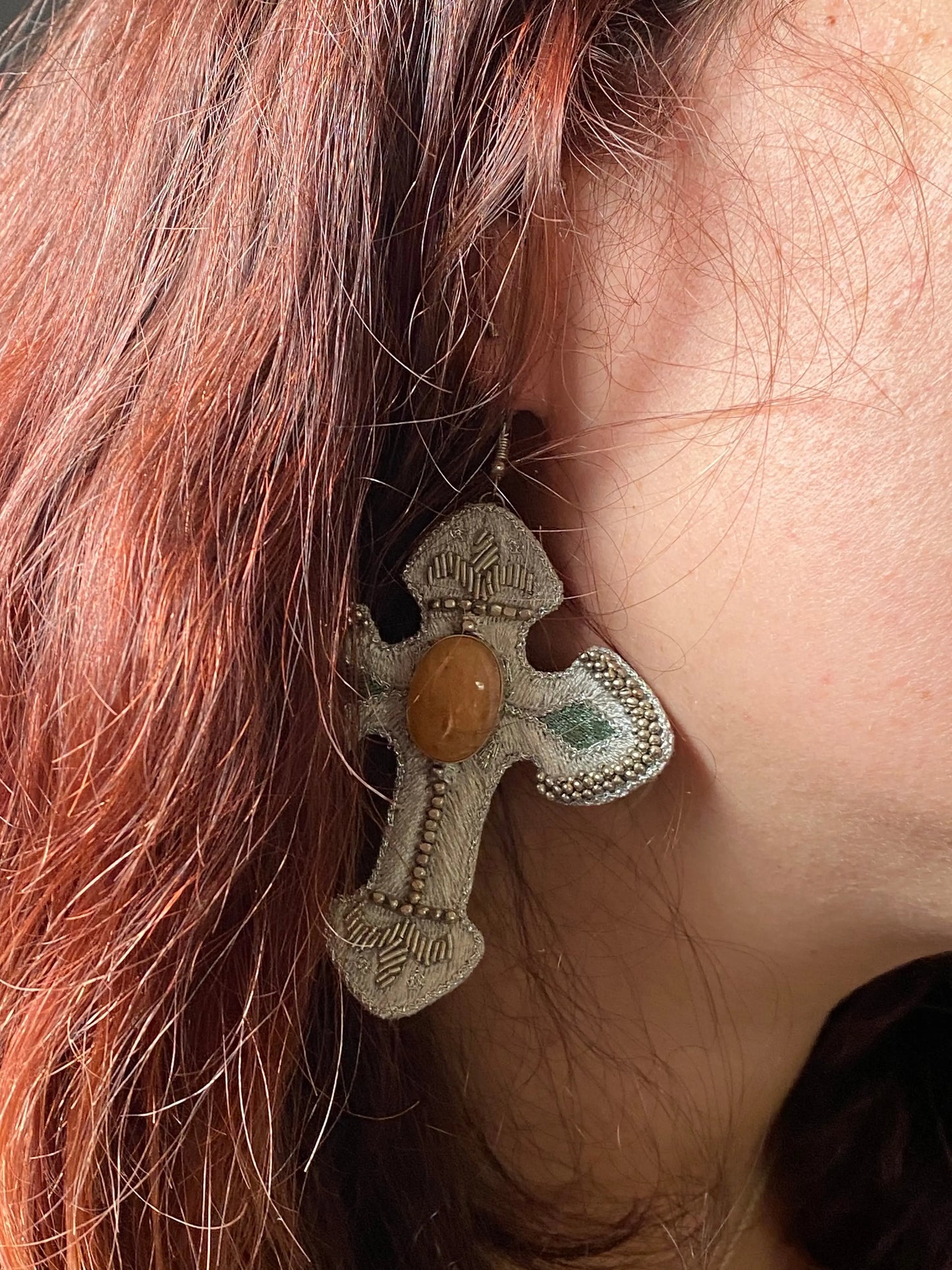 Boucles d'oreilles cuir croix argentée Nahua