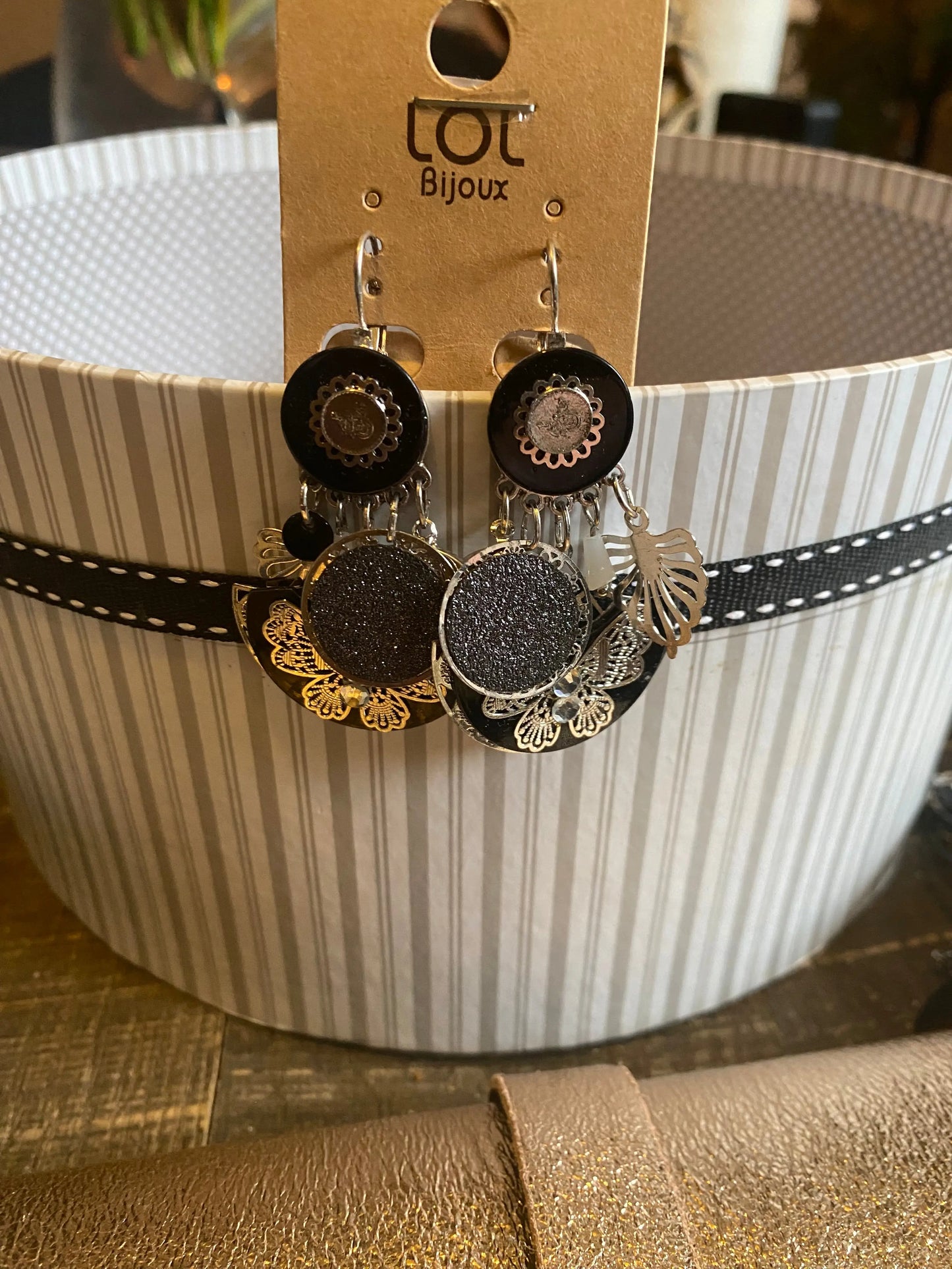 Boucles d'oreilles noires à strass et fleurs Lolilota