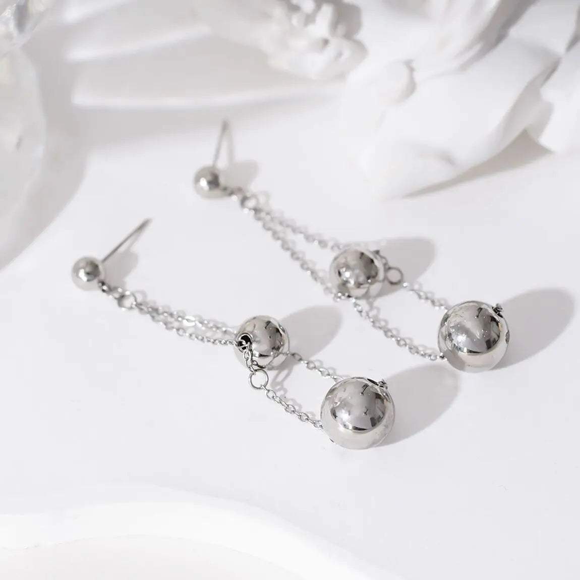 Boucles d'oreilles pendantes chaînes et double boules Eclat Paris