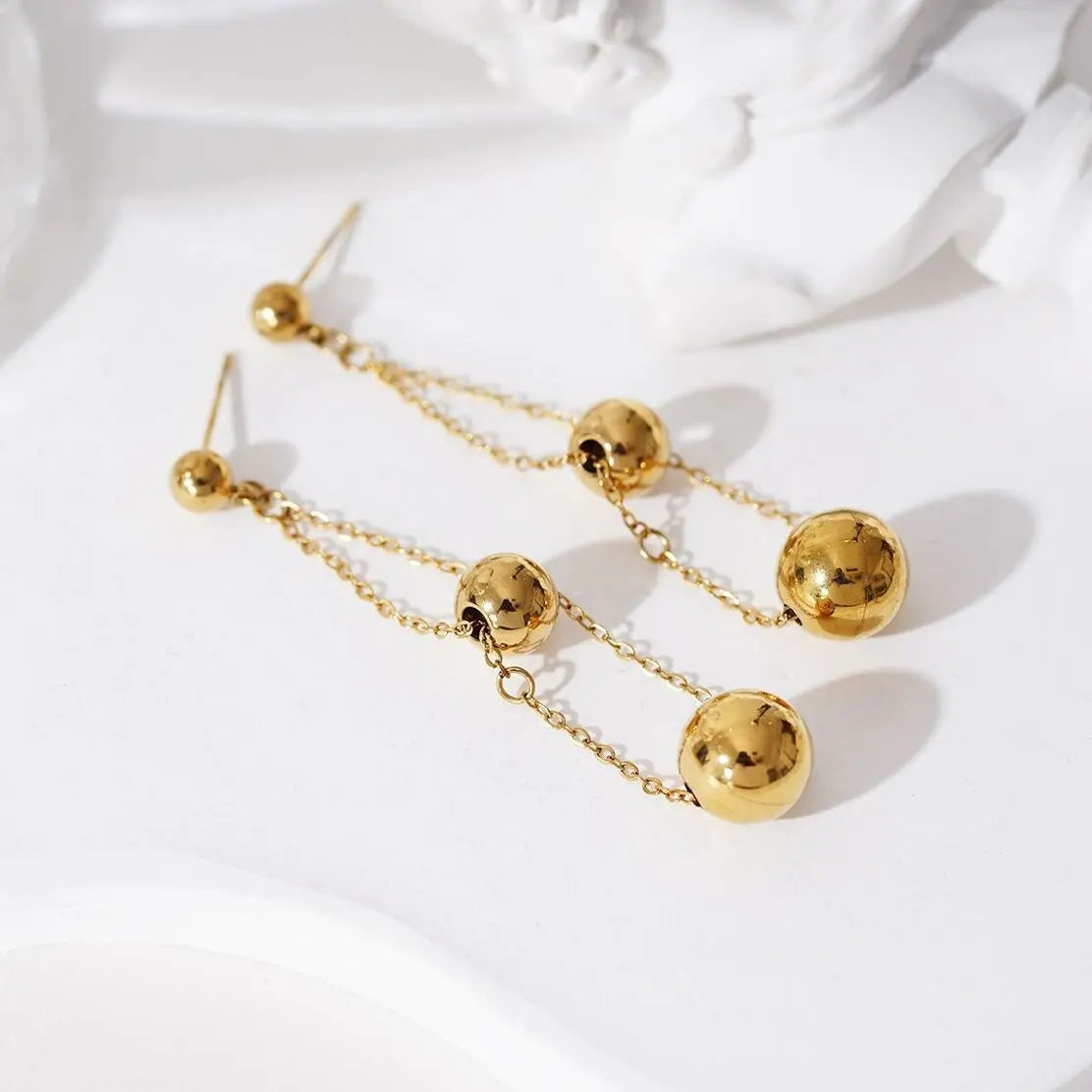 Boucles d'oreilles pendantes chaînes et double boules Eclat Paris