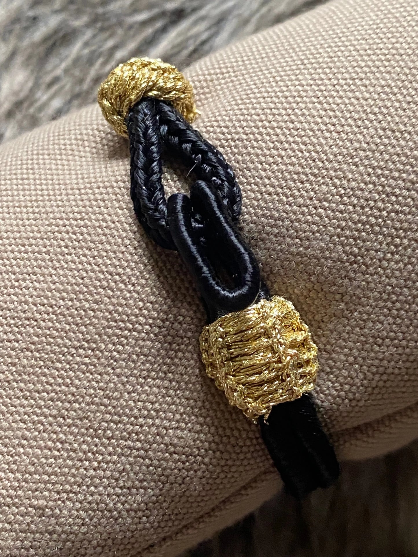 Bracelet passementerie NOIR et DORE ART&MISS