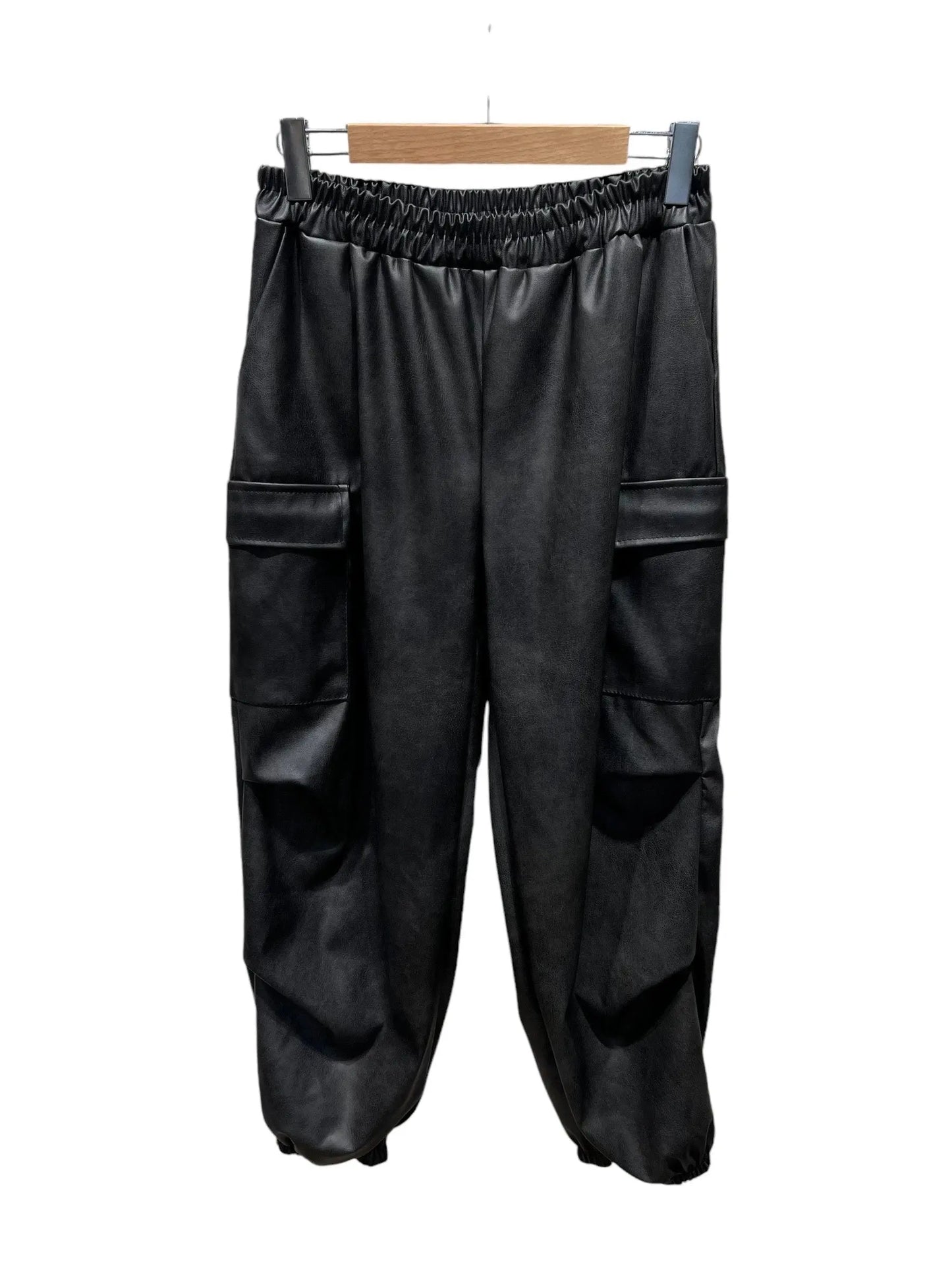 Pantalon cargo en faux cuir noir Amy&Clo