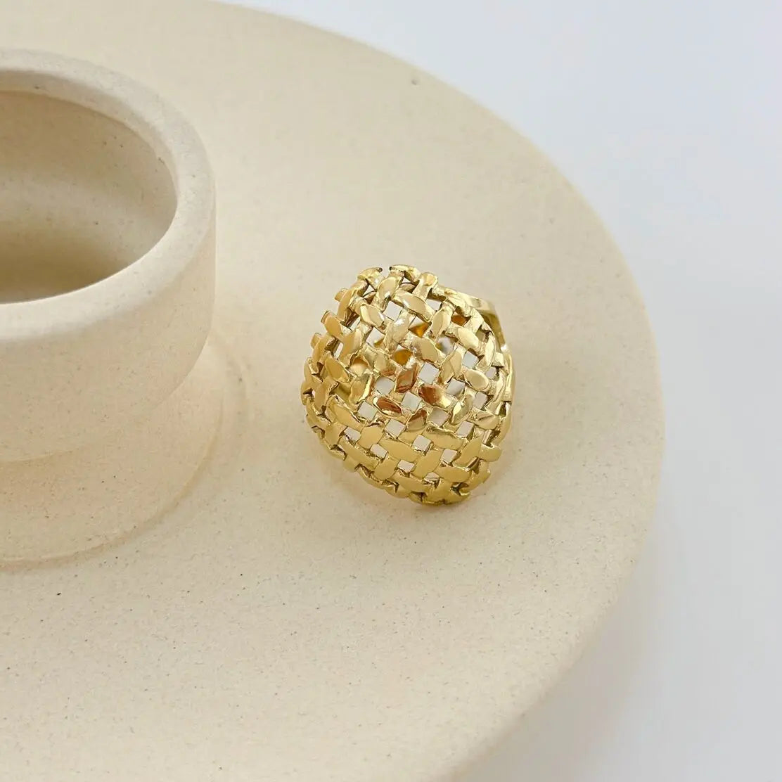 Bague Dorée Dôme Carré Motif Quadrillé Eclat Paris