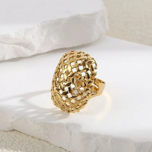 Bague Dorée Dôme Oblongue Motif Quadrillé Eclat Paris