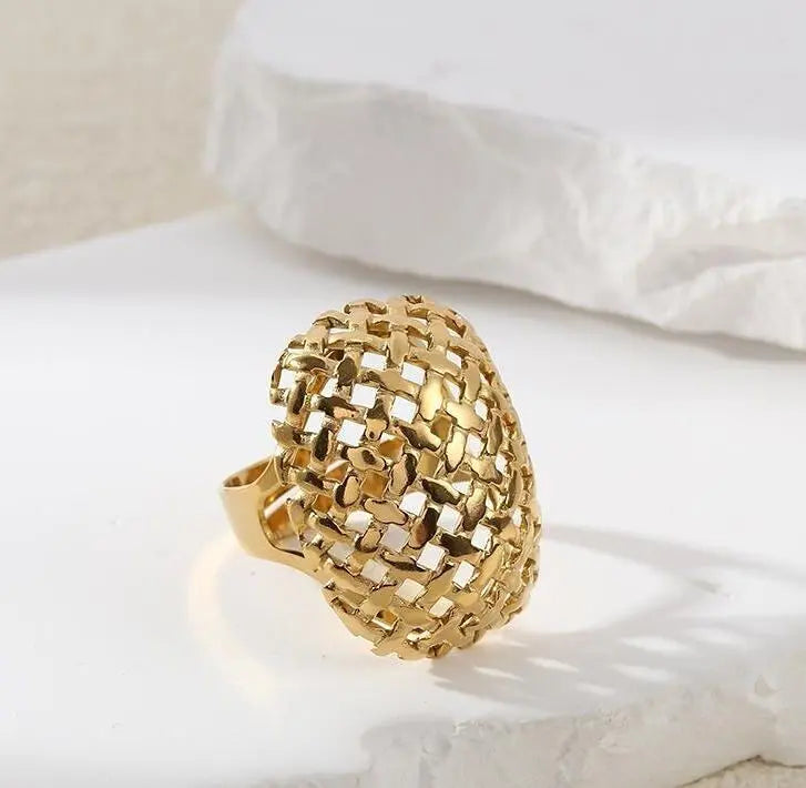 Bague Dorée Dôme Oblongue Motif Quadrillé Eclat Paris