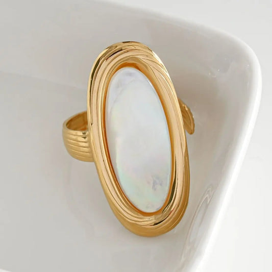 Bague Dorée Large Cadre Ovale Avec Pierre Nacre Blanche Eclat Paris