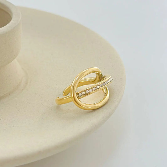 Bague Dorée Ouverte Double Cercles Entrelacés Incrusté de Strass Eclat Paris