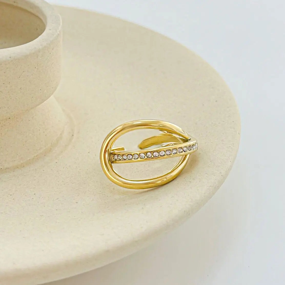 Bague Dorée Ouverte Double Cercles Entrelacés Incrusté de Strass Eclat Paris