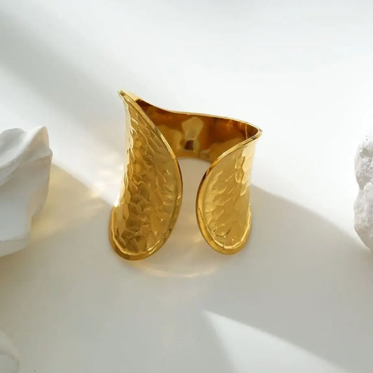 Bague Dorée Ouverte Large Bande Irrégulière Motif Alvéoles Eclat Paris
