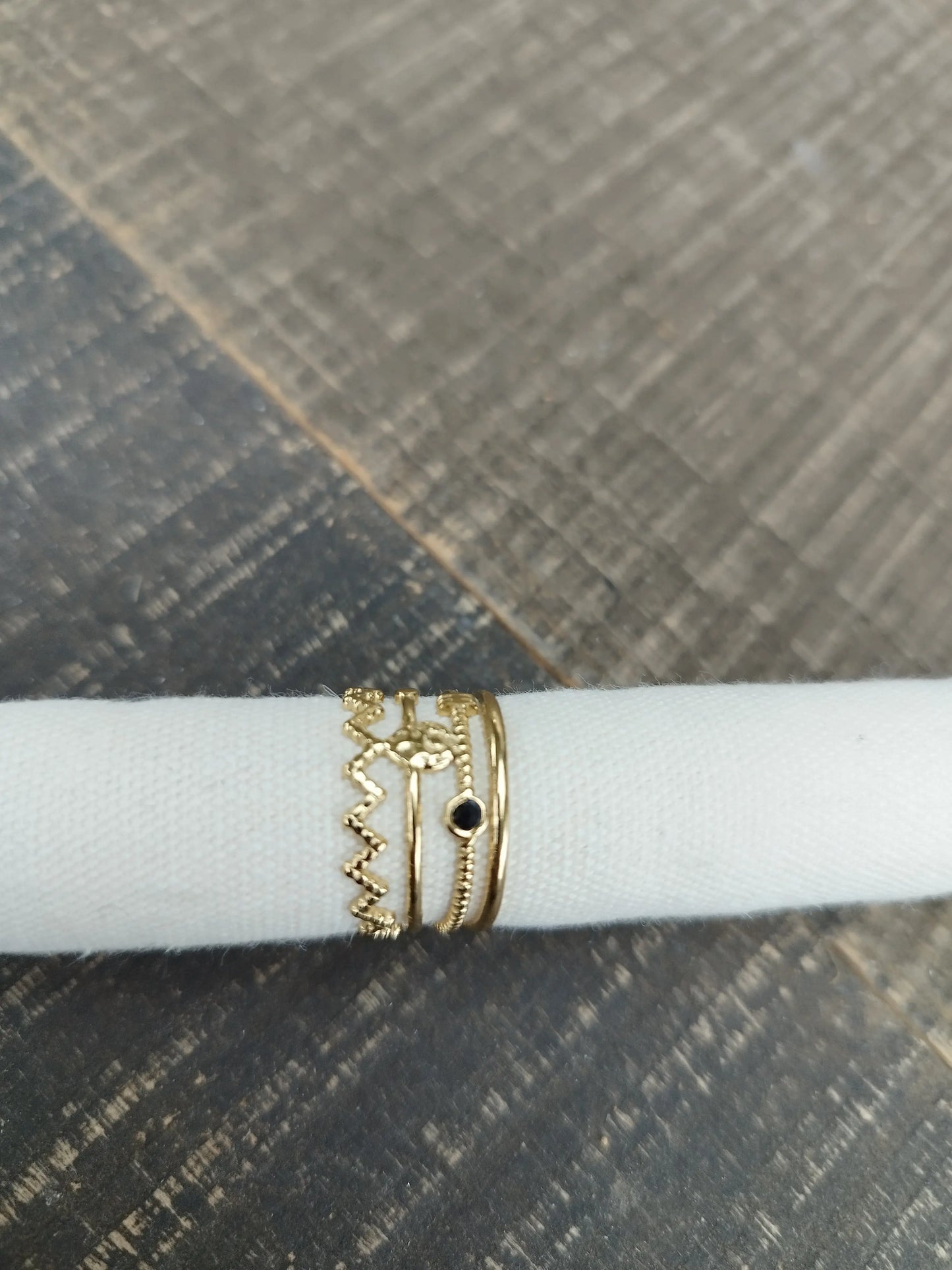 Bague Dorée avec pierre  noire, réglable Eclat Paris