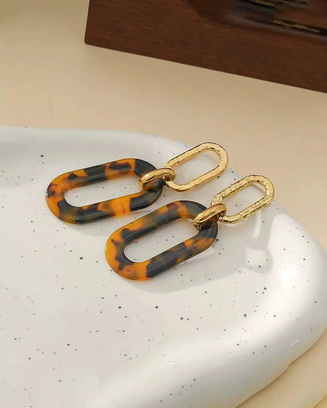 Boucles D'oreilles Maillons Dorées Acrylique Motif Animalier Léopard Eclat Paris