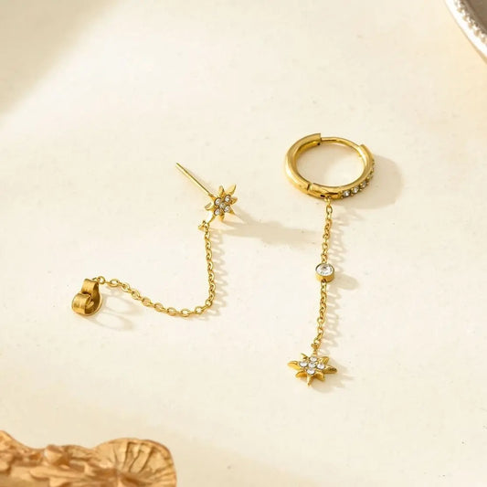 Boucles d'Oreilles Différentes Mini Créoles Dorées avec Chaîne Etoiles Eclat Paris