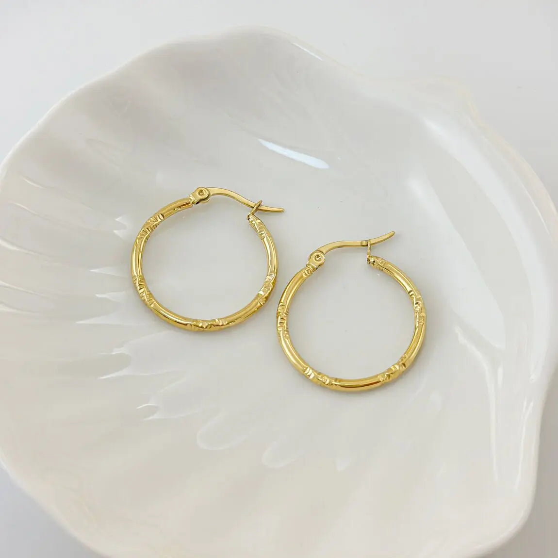 Boucles d'Oreilles Dorées Créoles Lisses Et Texturées Brillantes Eclat Paris