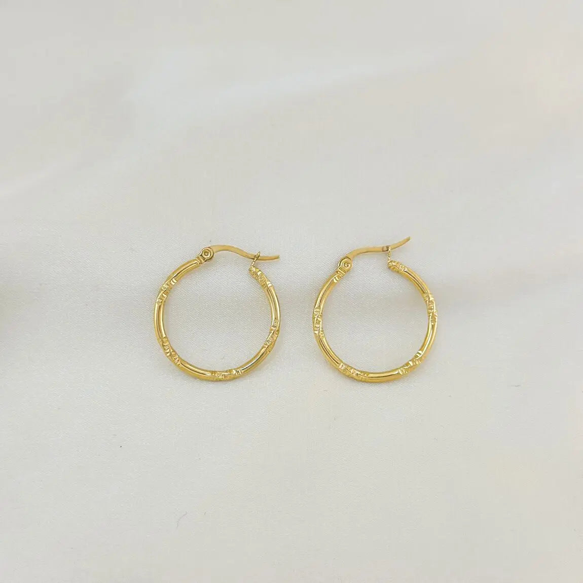 Boucles d'Oreilles Dorées Créoles Lisses Et Texturées Brillantes Eclat Paris