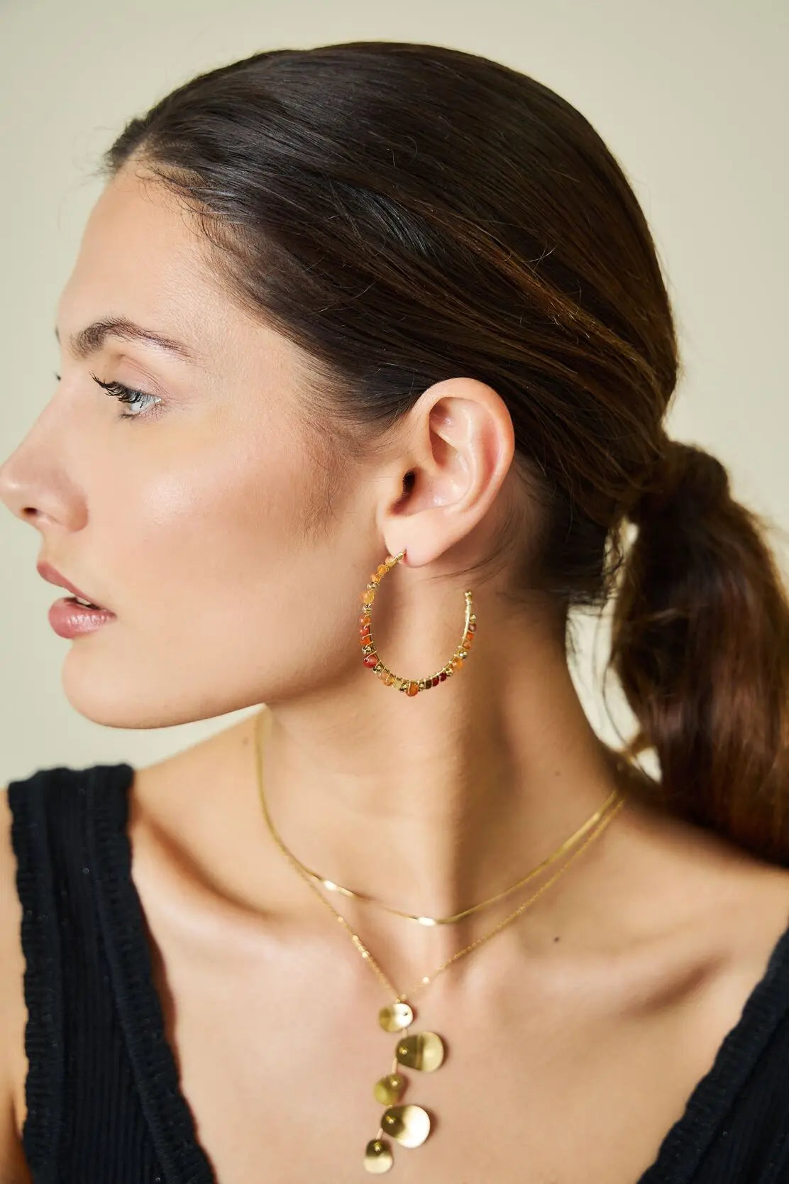 Boucles d'Oreilles Dorées Créoles Ouvertes Pierres Cornaline Eclat Paris
