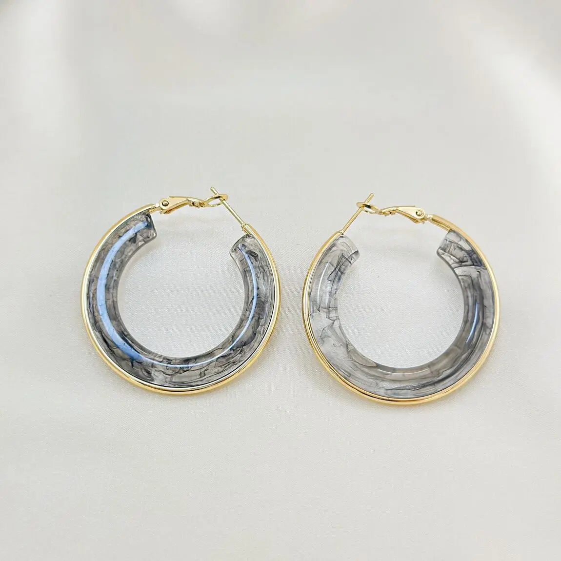 Boucles d'Oreilles Dorées Créoles avec Résine Grise Eclat Paris