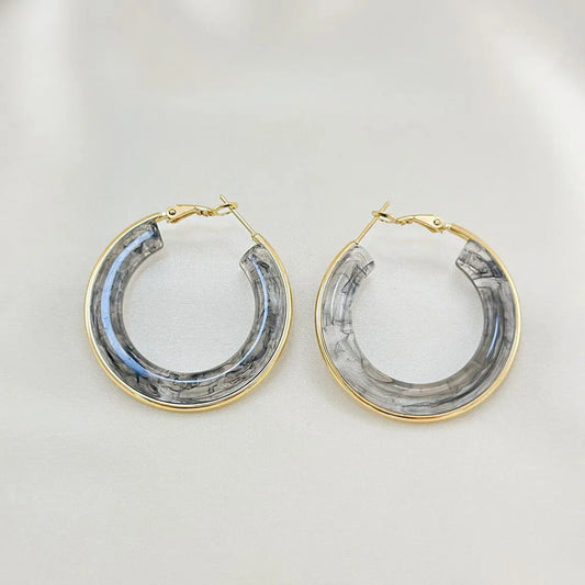 Boucles d'Oreilles Dorées Créoles avec Résine Grise Eclat Paris