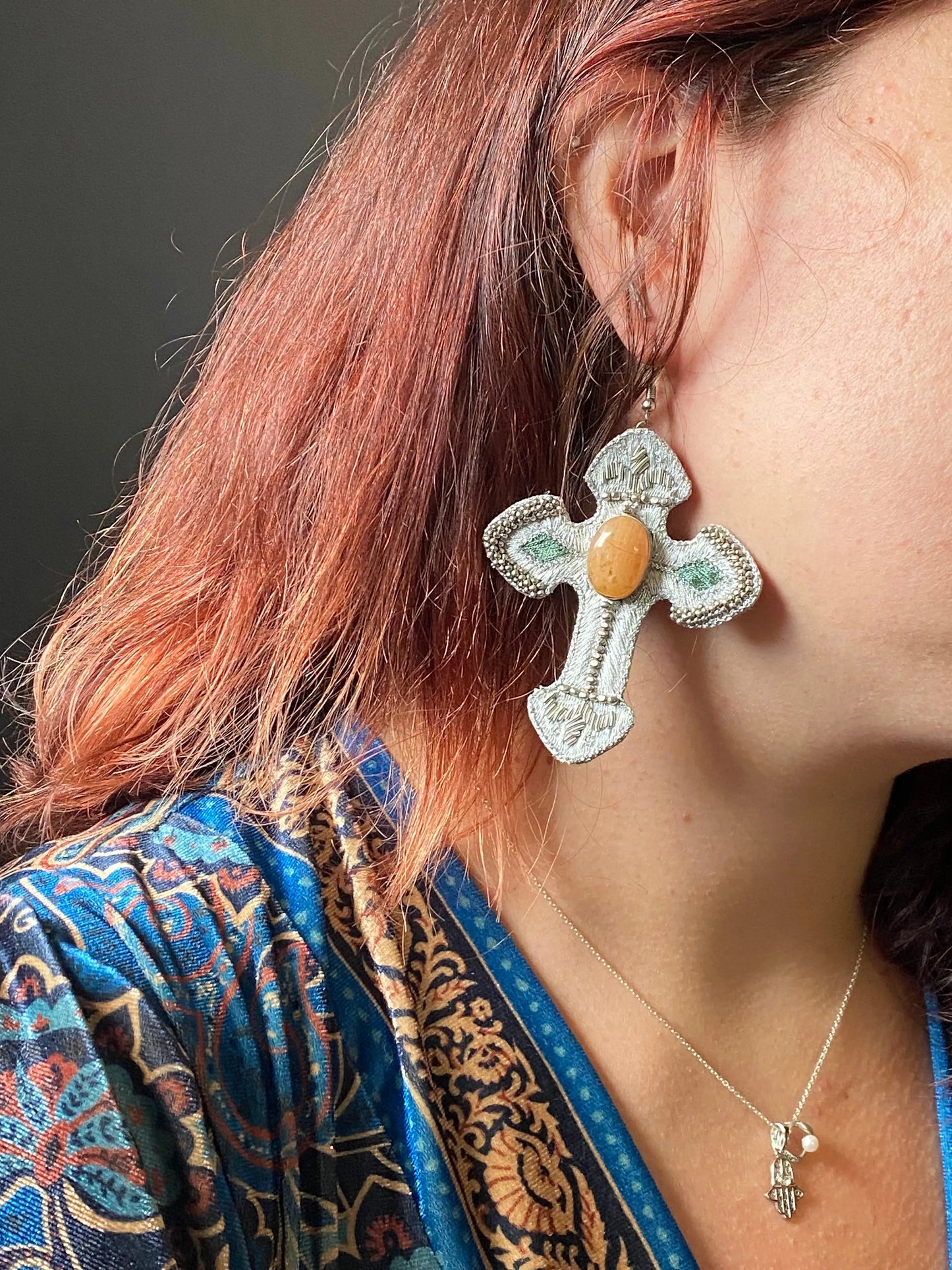 Boucles d'oreilles cuir croix argentée Nahua