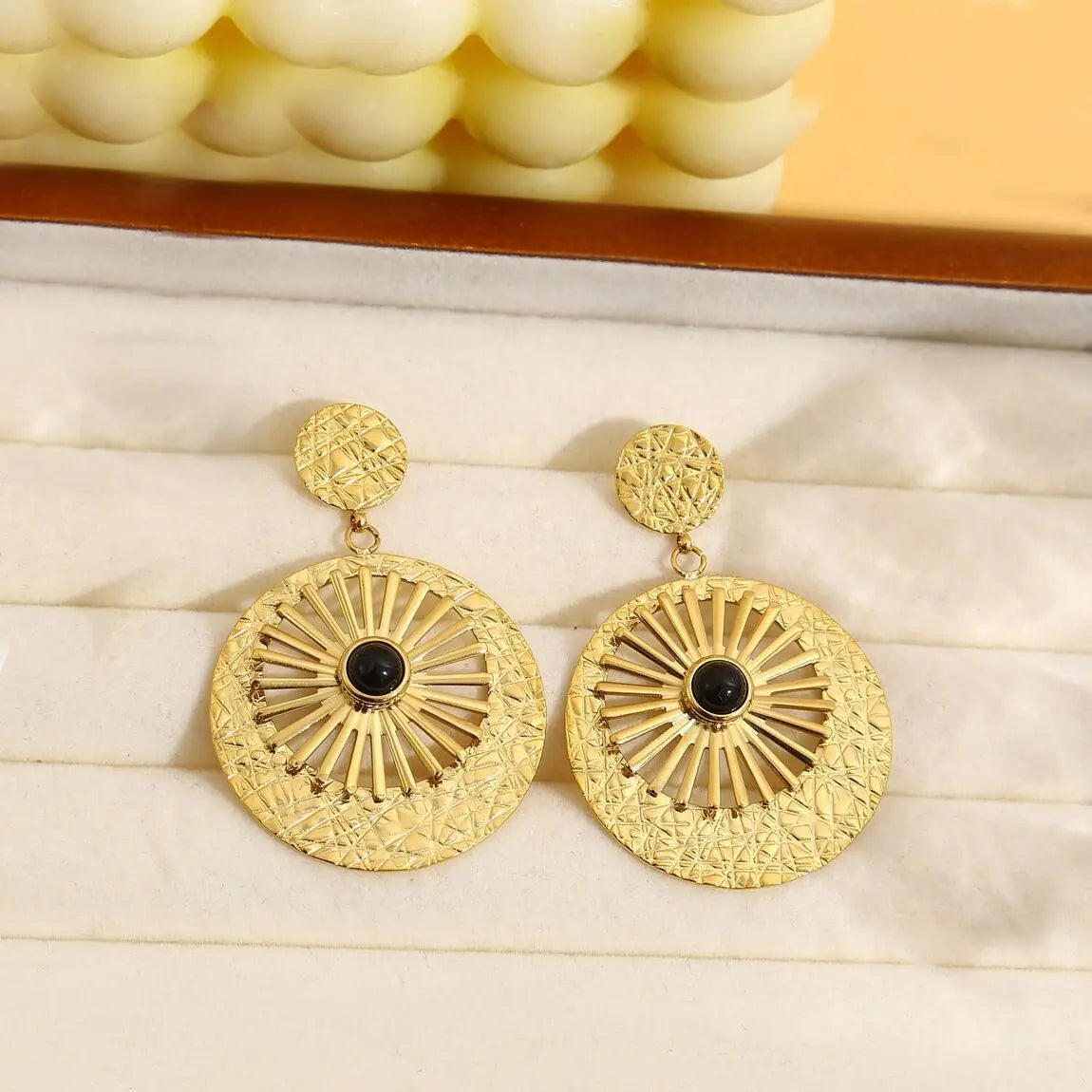 Boucles d'oreilles dorées pendantes avec pierre noir Eclat Paris