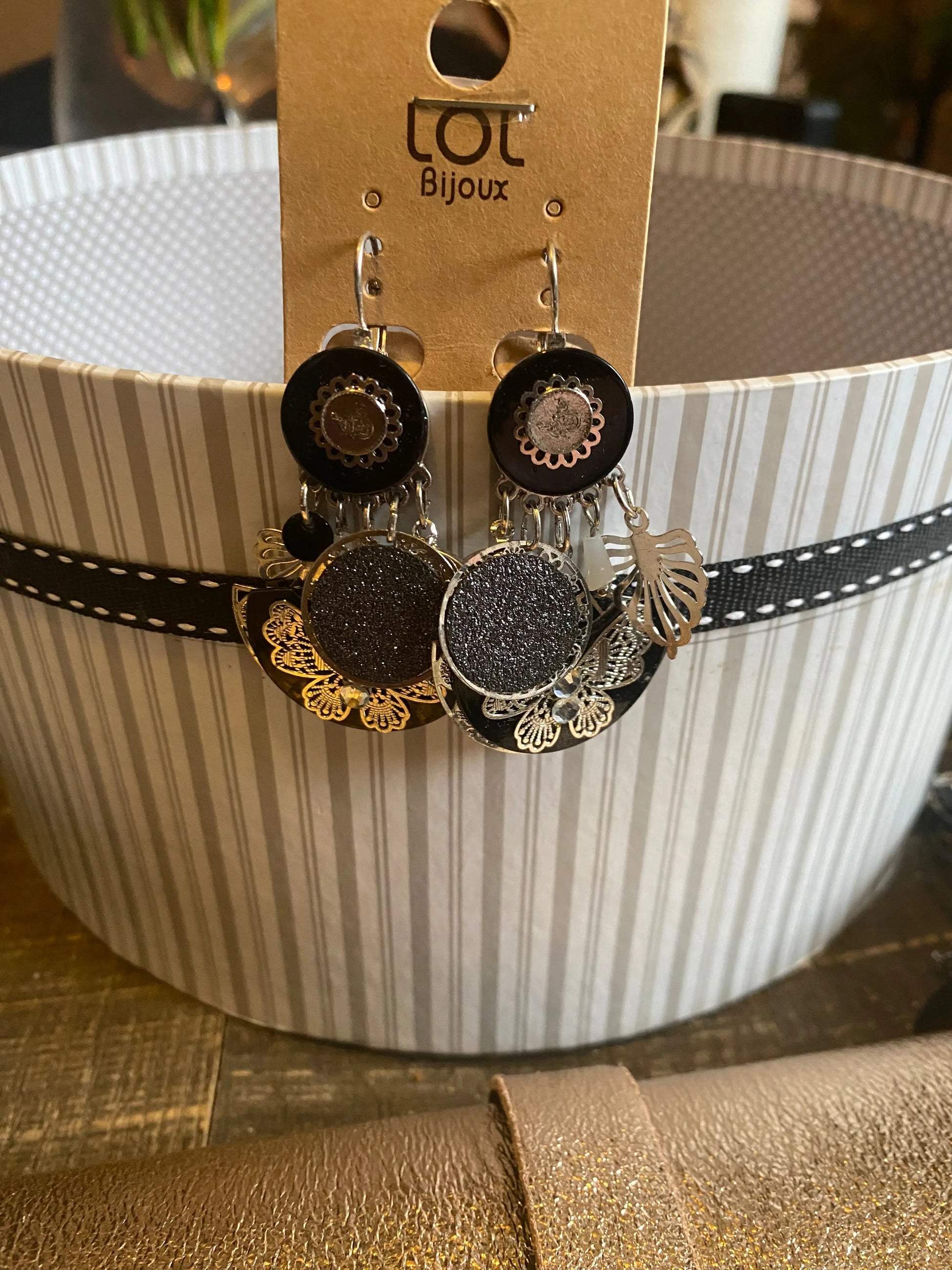 Boucles d'oreilles noires à strass et fleurs Lolilota