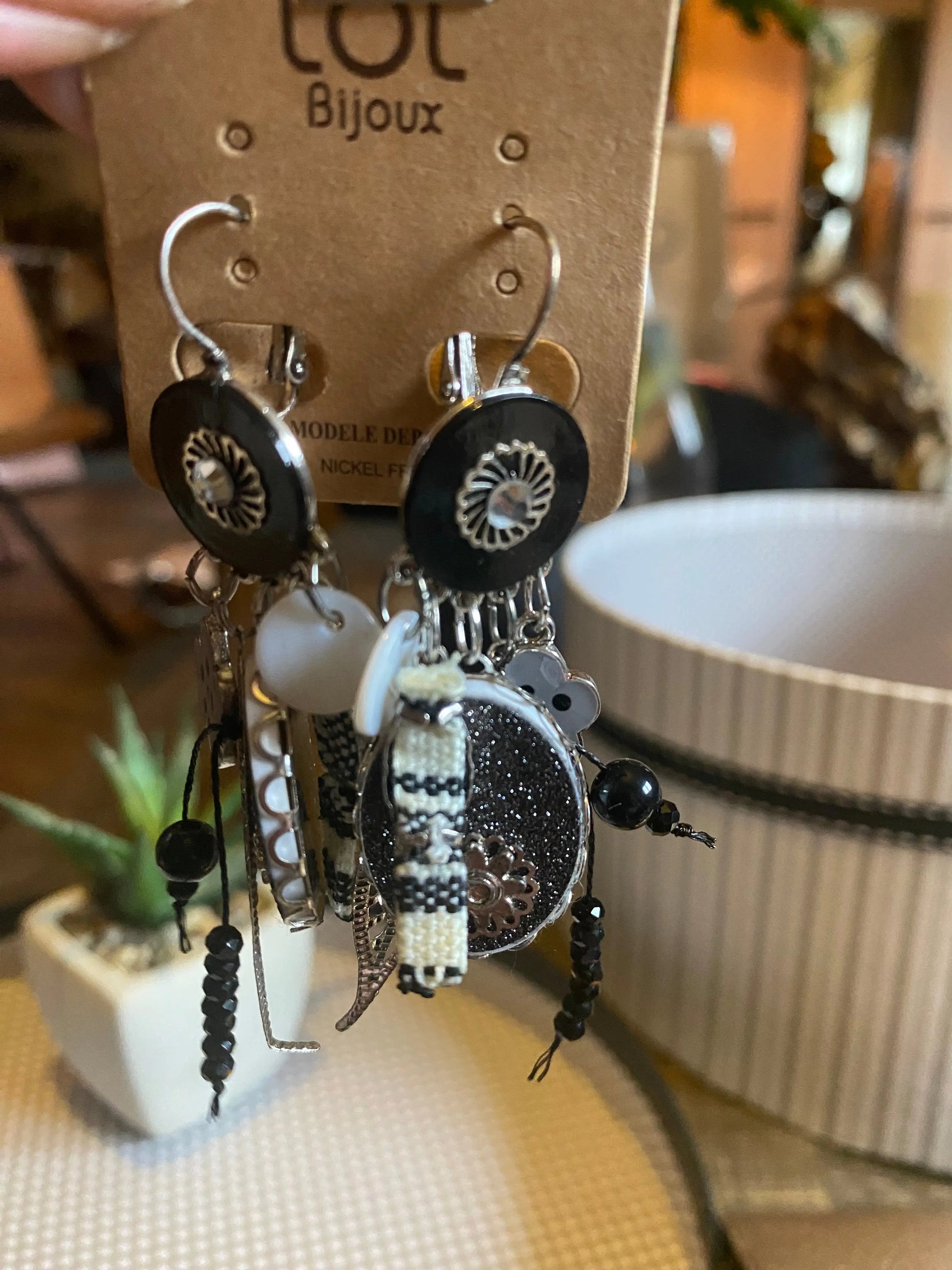 Boucles d'oreilles pendantes noires et argentées Lolilota
