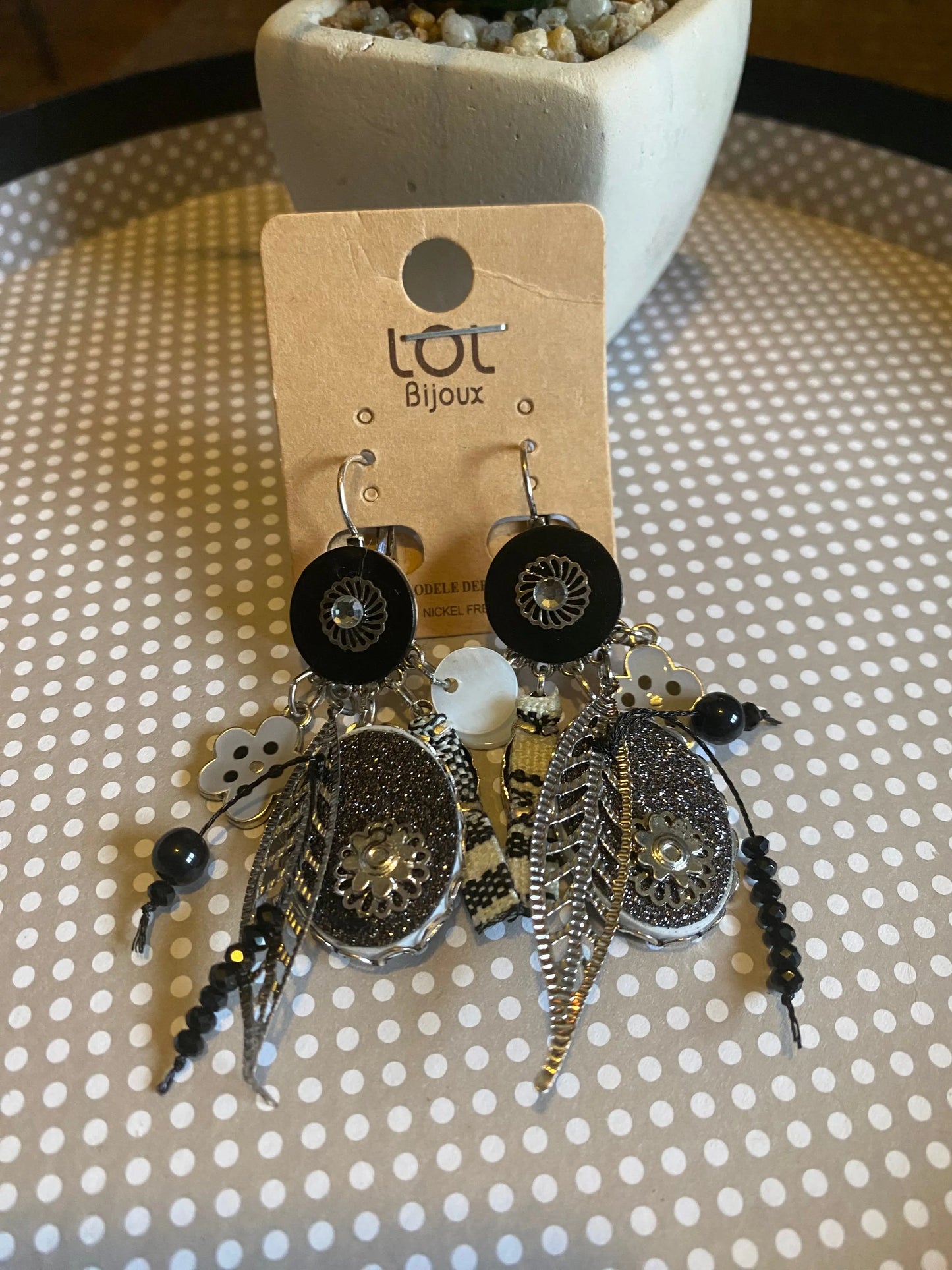 Boucles d'oreilles pendantes noires et argentées Lolilota