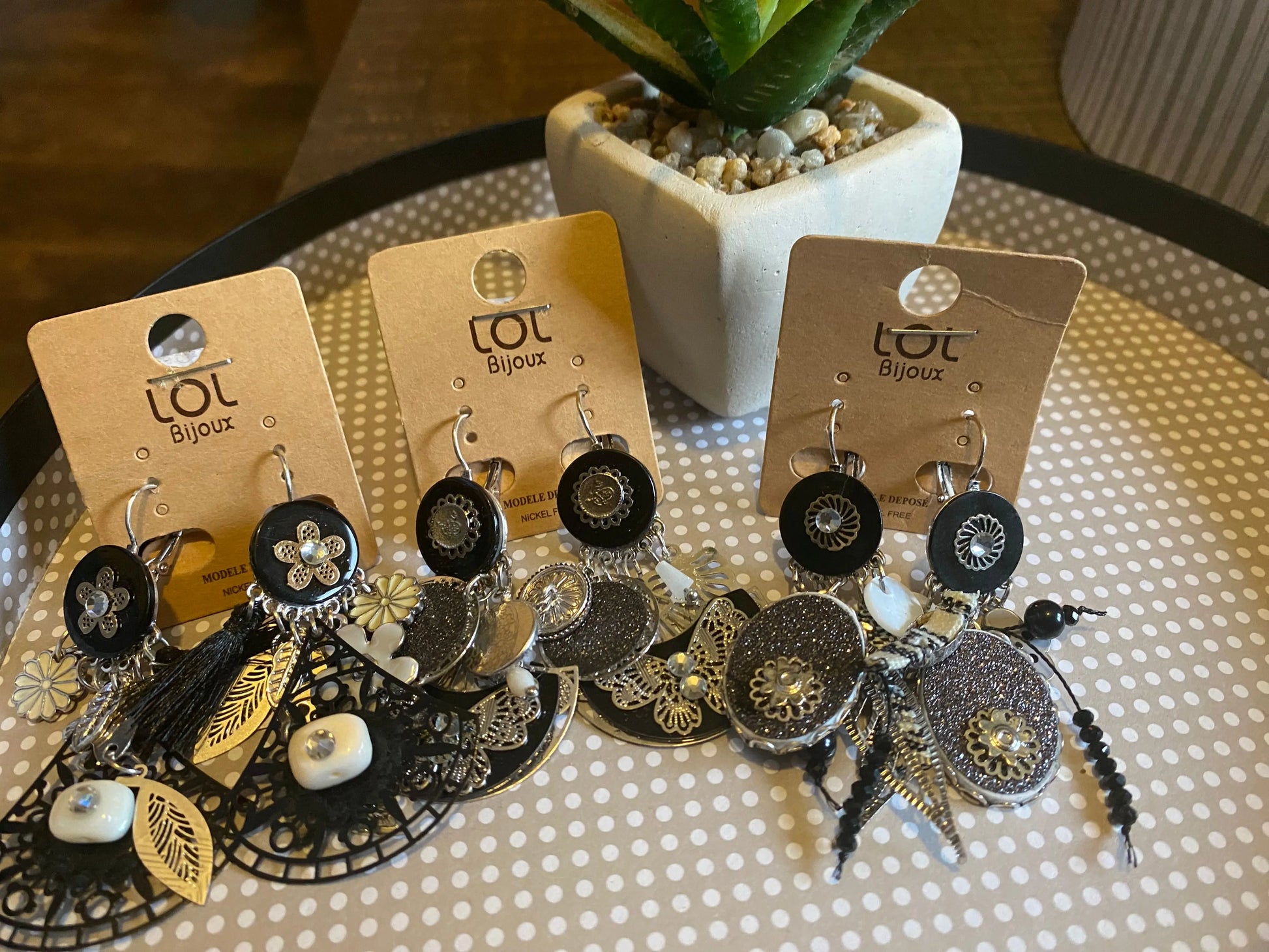 Boucles d'oreilles pendantes noires et argentées Lolilota