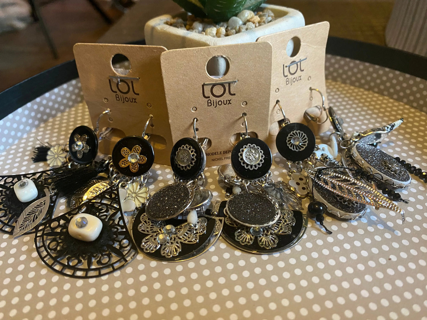 Boucles d'oreilles pendantes noires et argentées Lolilota