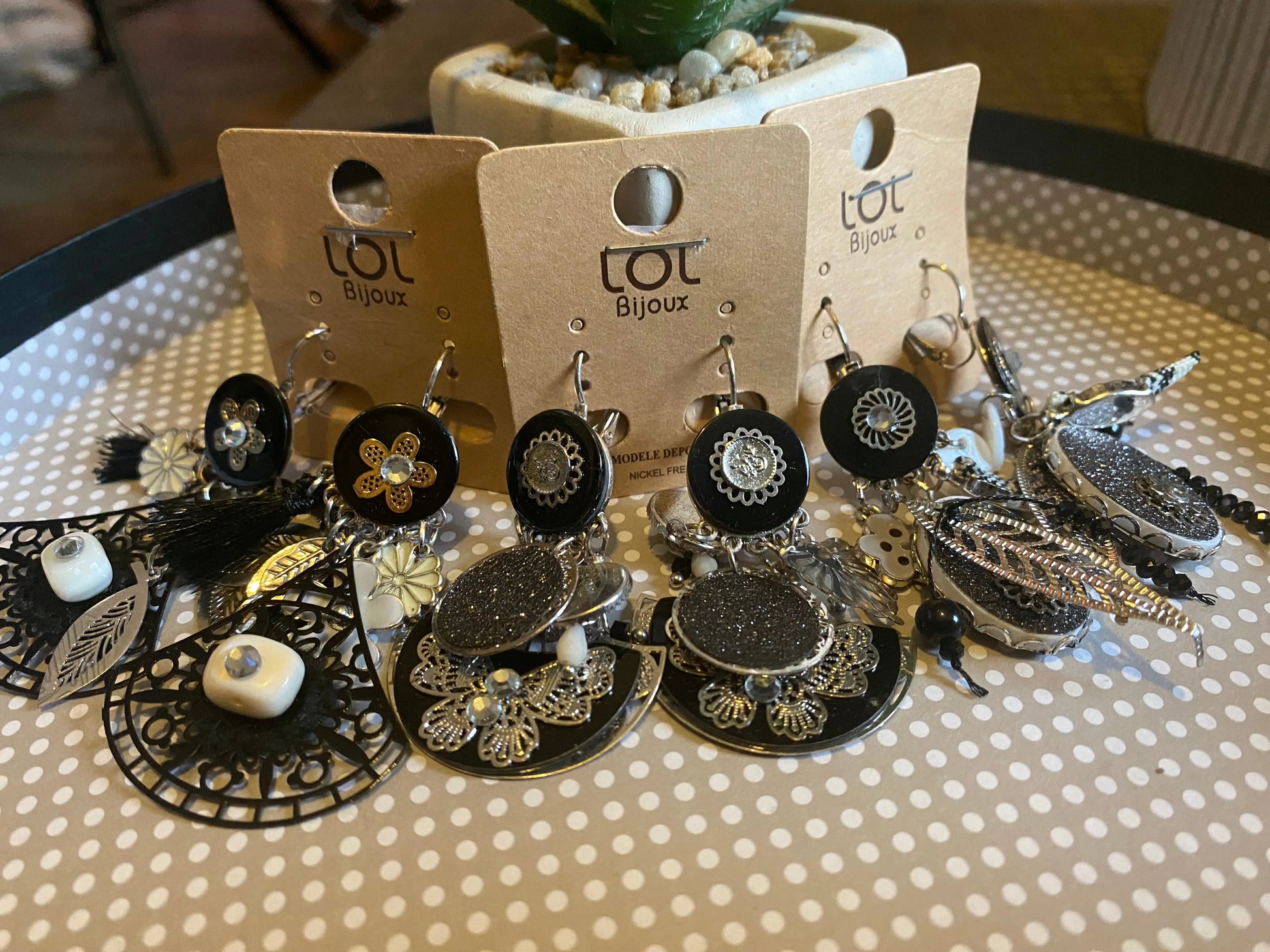 Boucles d'oreilles pendantes noires et argentées Lolilota