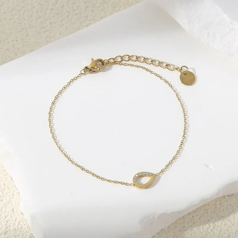 Bracelet Doré Ajustable Avec Anneau Goutte Incrusté de Strass Eclat Paris