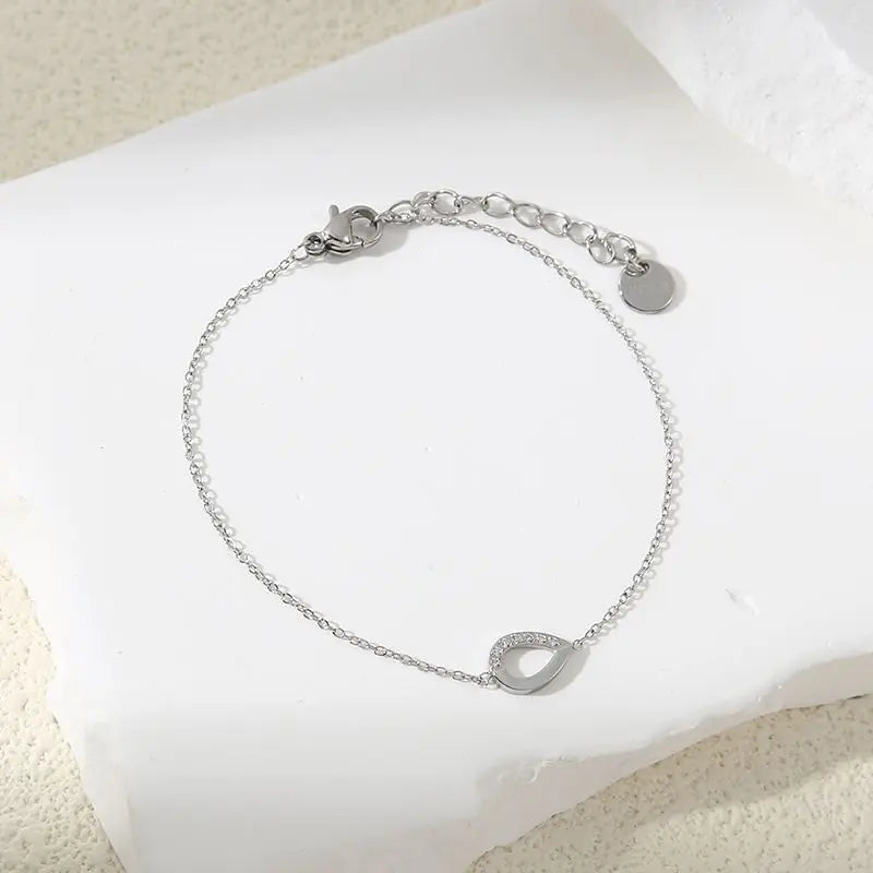 Bracelet Doré Ajustable Avec Anneau Goutte Incrusté de Strass Eclat Paris