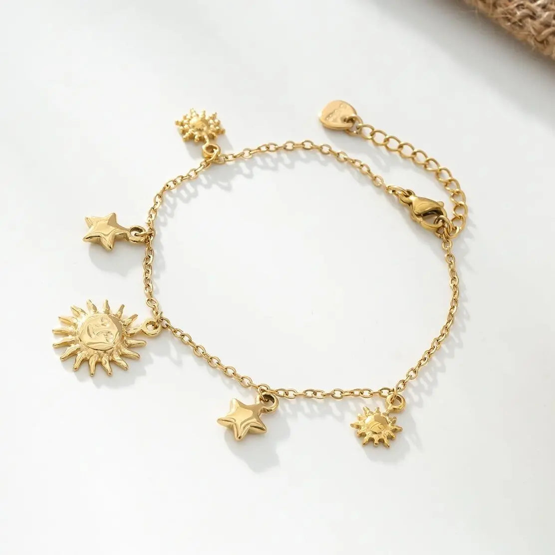Bracelet Doré Ajustable Avec Multi Pendentifs Soleils Et Etoiles Eclat Paris