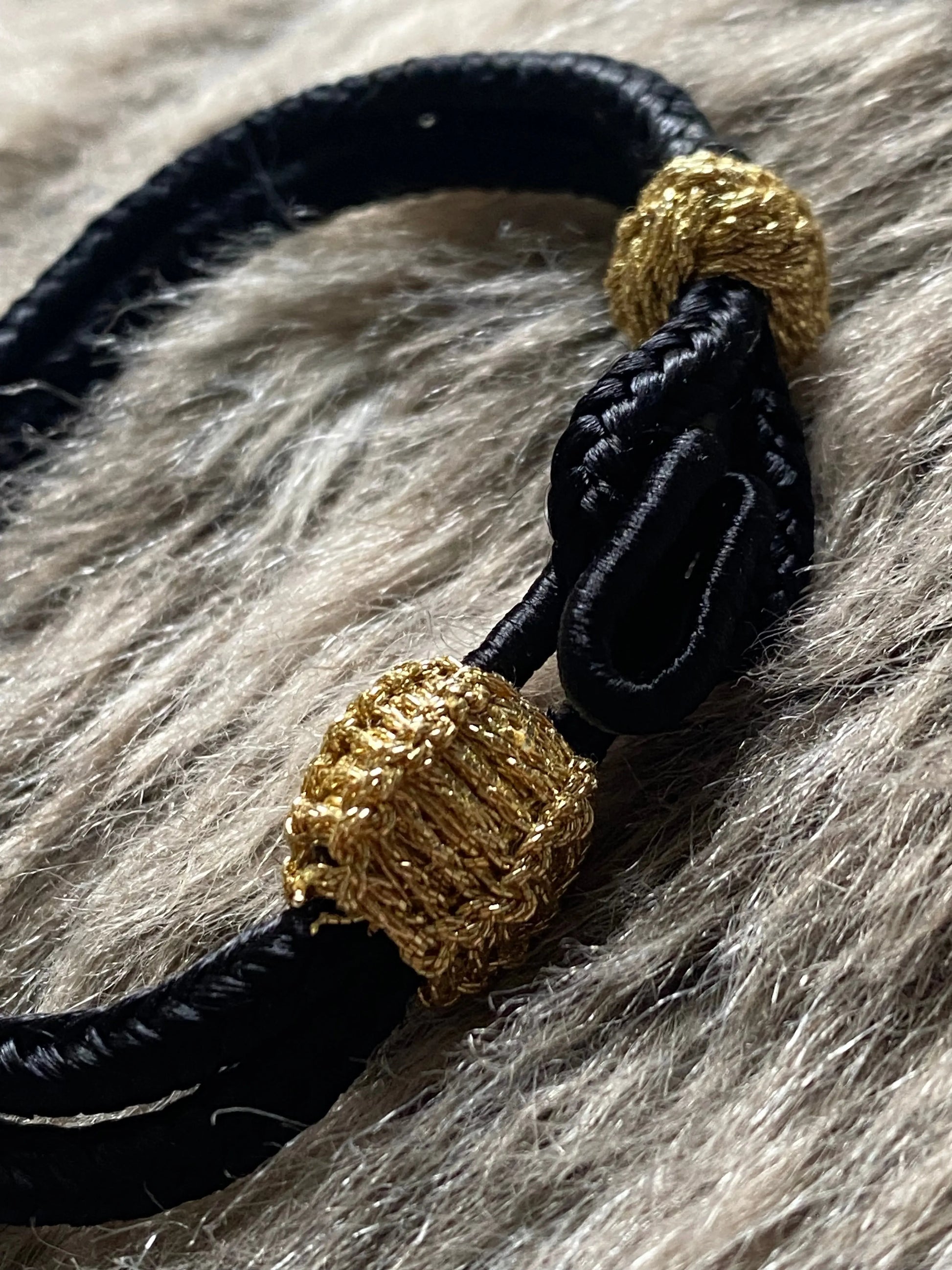 Bracelet passementerie NOIR et DORE ART&MISS