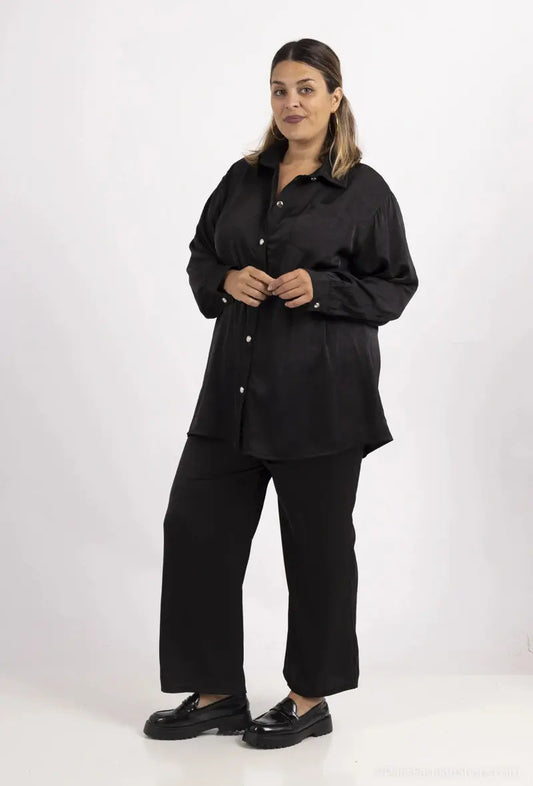 Chemise noire à bouton en satine 2W Paris