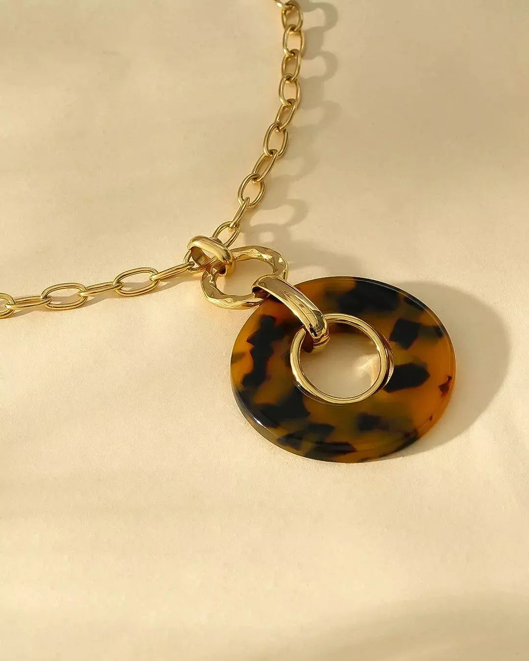 Collier Chaîne Dorée Avec Cercle Motif Animalier Léopard Eclat Paris