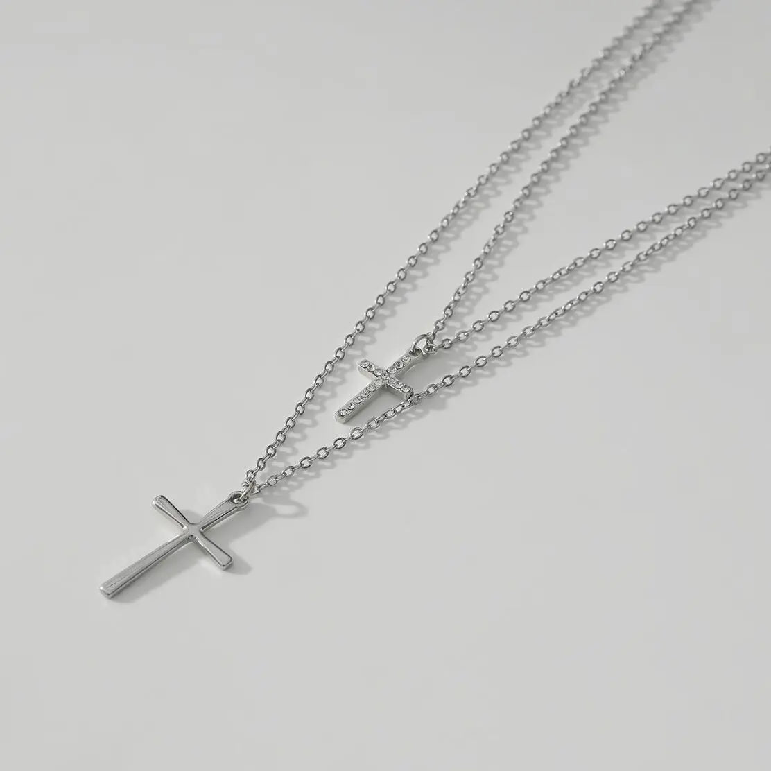Collier Chaînes Argentées Deux Ranges Pendentifs Croix Eclat Paris