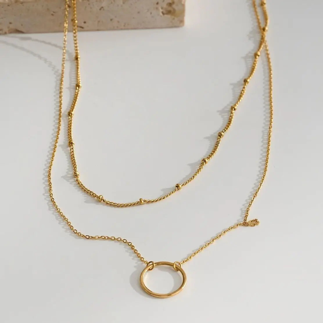 Collier Doré Double Chaînes Perles Argentées Et Mailles Avec Pendentif Anneau Eclat Paris