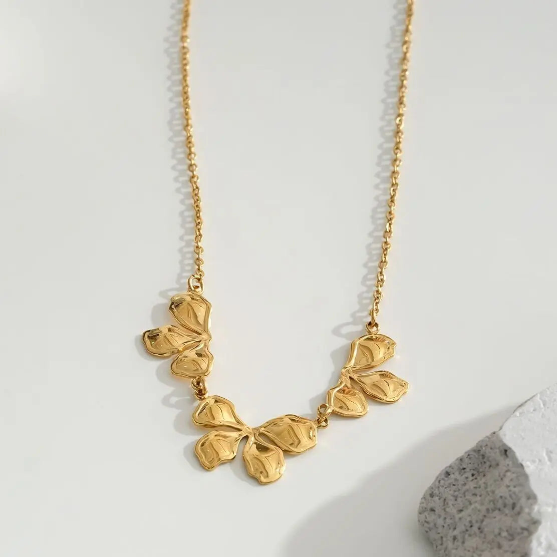 Collier doré fin avec pendentif pétale Eclat Paris