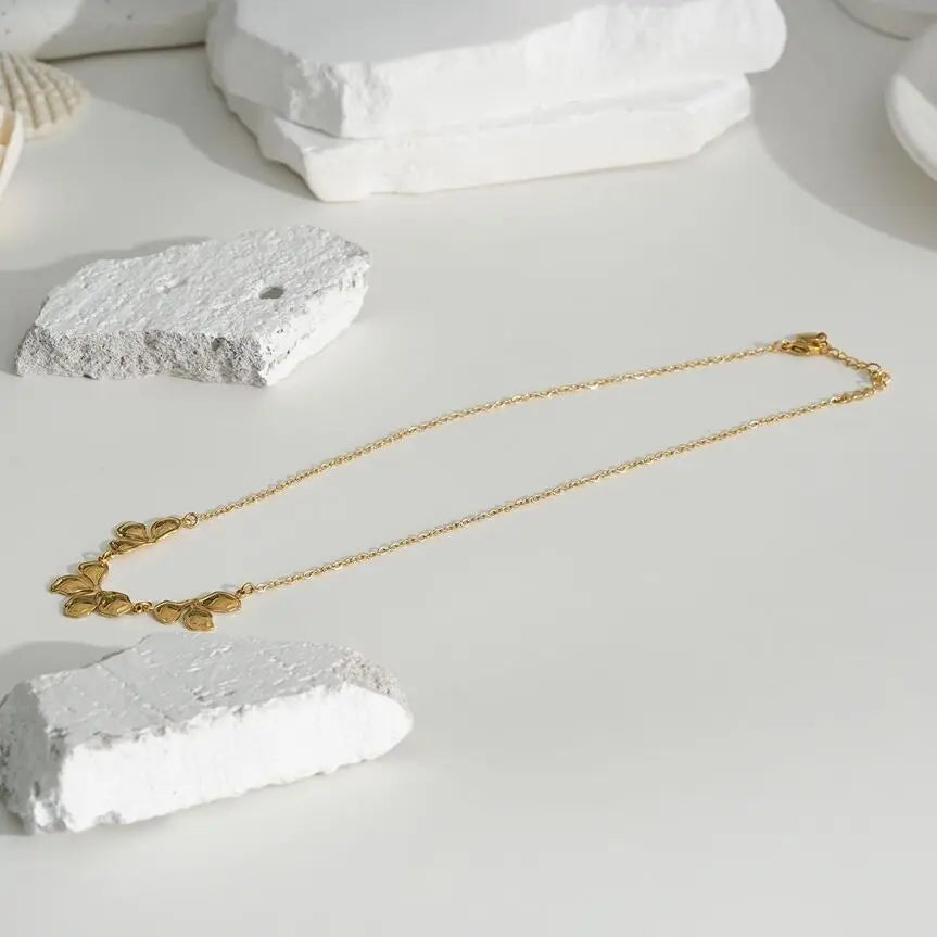Collier doré fin avec pendentif pétale Eclat Paris