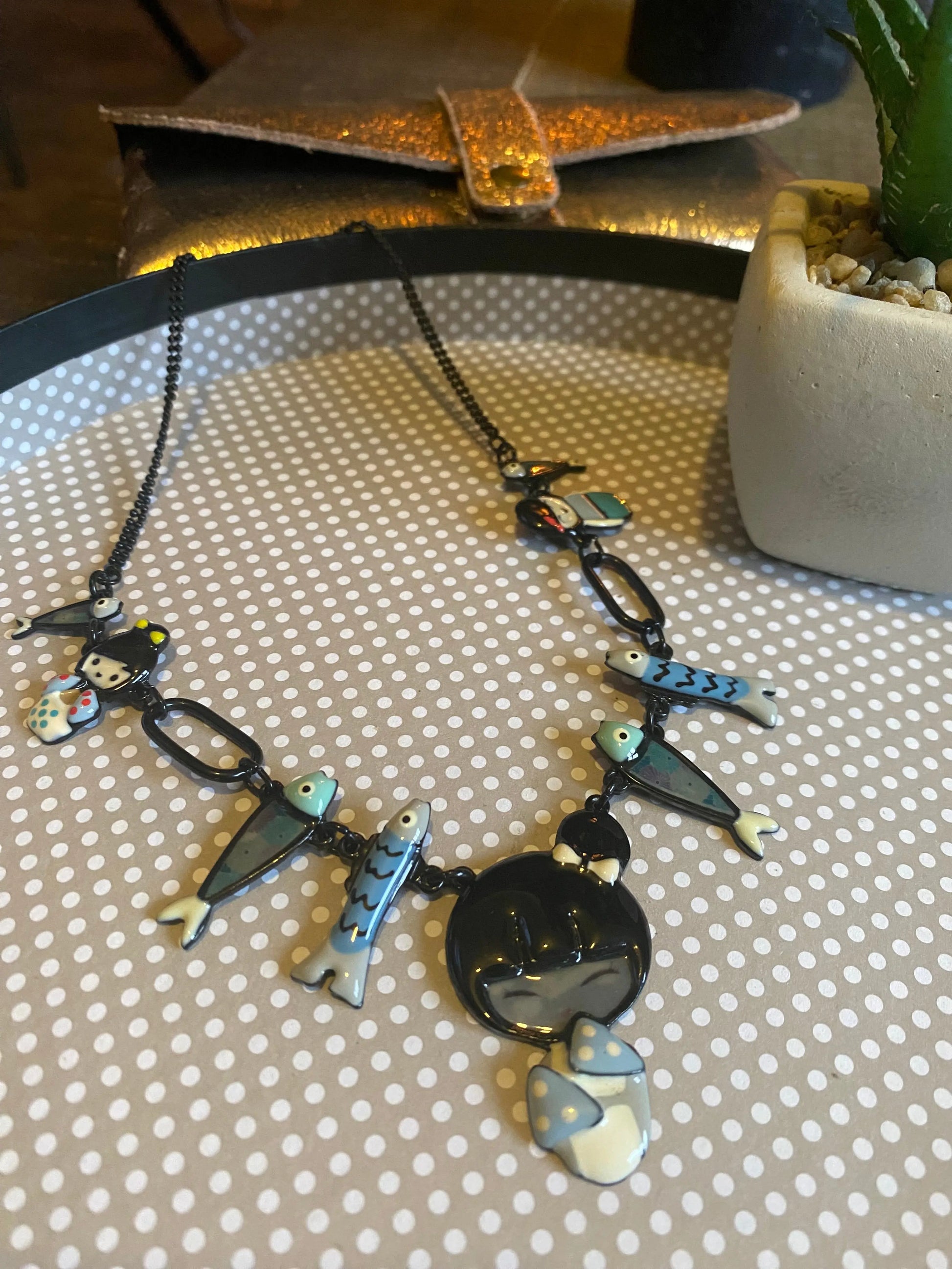 Collier sardines et poupées japonaises Lolilota