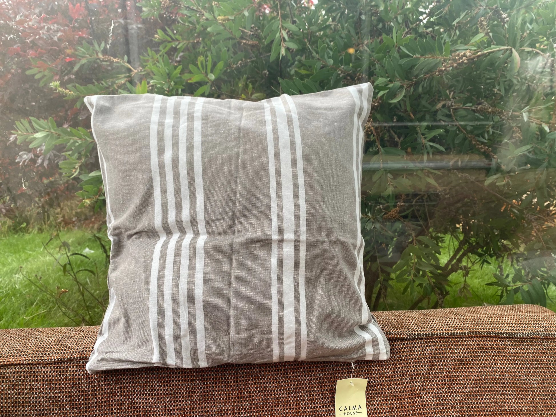 Coussin gris, rayures écrues (housse) Calma house