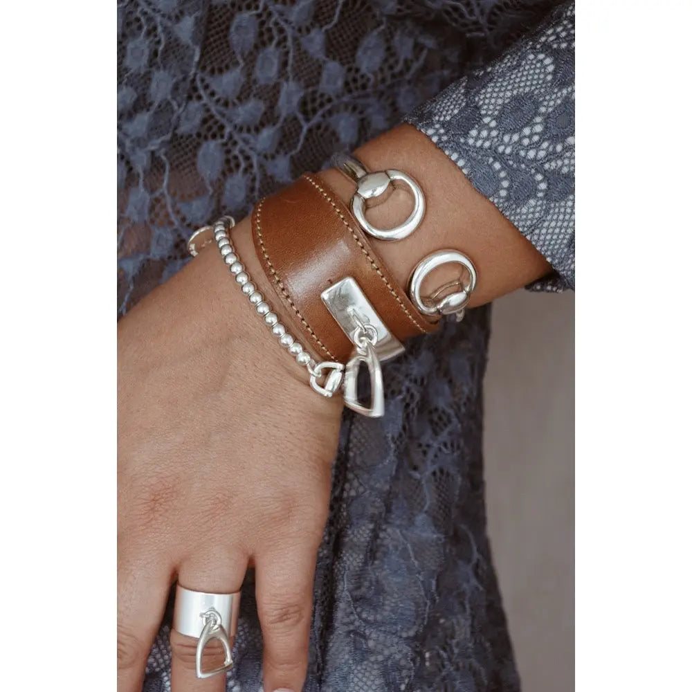 Manchette réglable en cuir et en plaqué argent, design étrier SECRET DE CUIR Secret de cuir